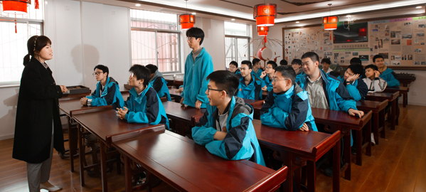 陈仓 分类教学，因材施教，采取“一类一方案、一人一目标”的教学方法